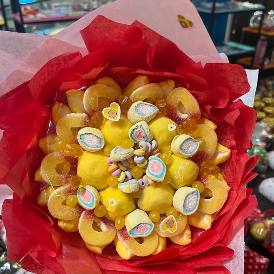 Bouquet de bonbons jaune dans du papier de soie rouge