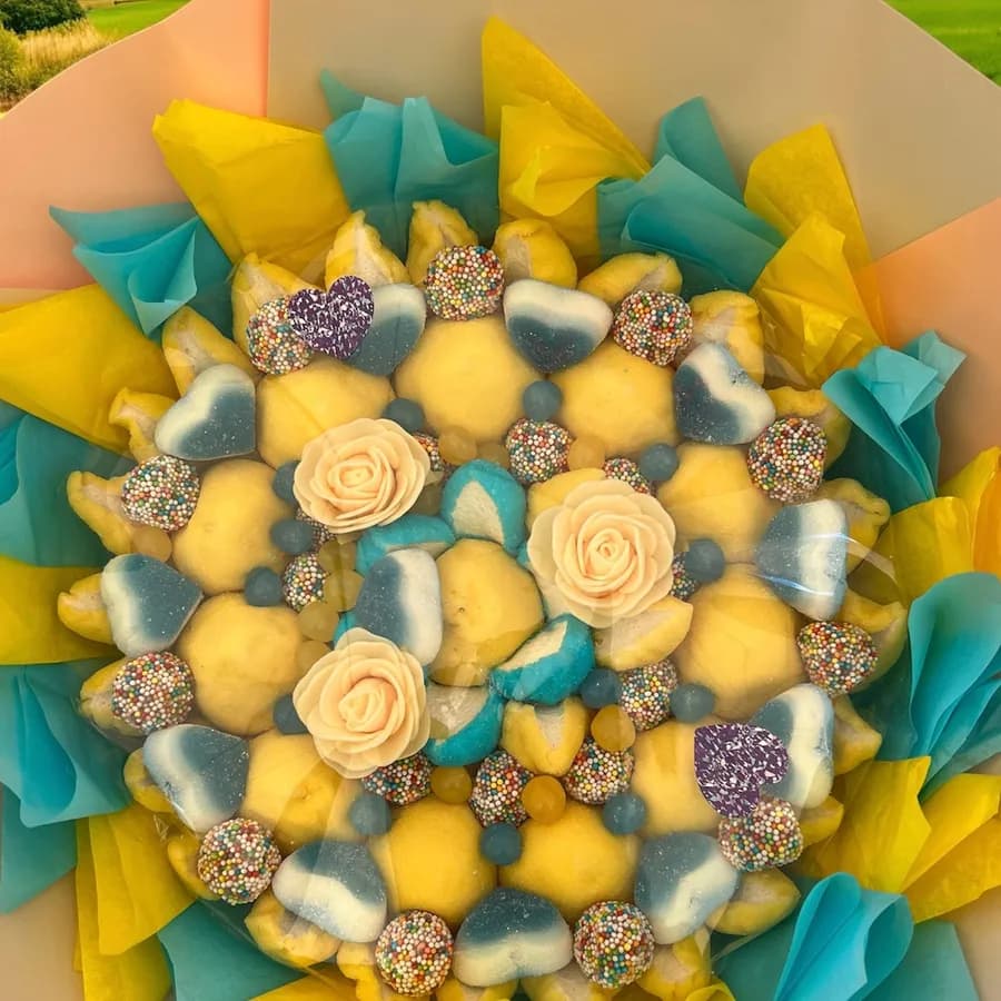 Bouquet de bonbons jaune et bleu dans du papier jaune et turquoise