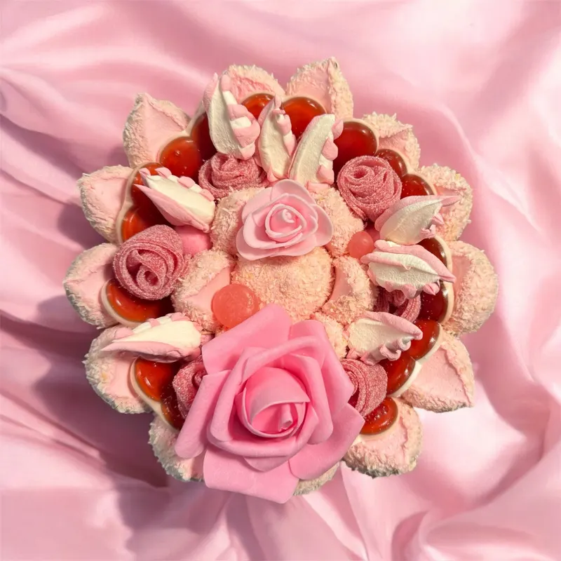 Bouquet de bonbons tout en rose avec deux roses